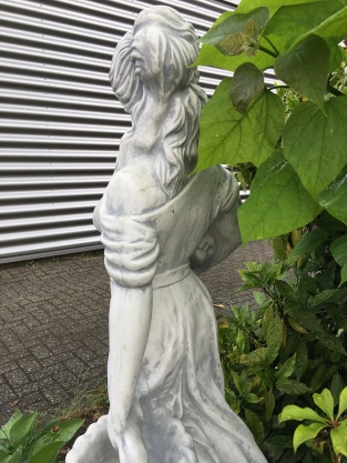Tuinbeeld vrouw / dame met bloemmanden, steen, groot beeld